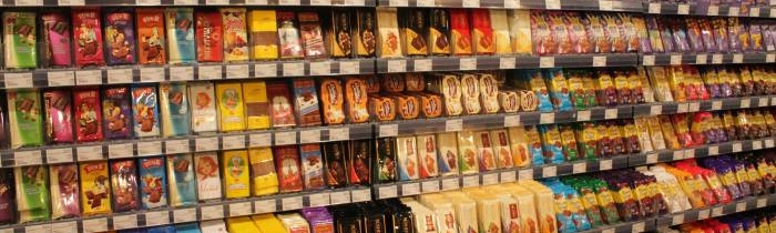Мир шоколада магазин. Выкладка шоколада в магазине. Ассортимент шоколада в магазинах. Витрина с шоколадом в магазине. Выкладка шоколада в Пятерочке.