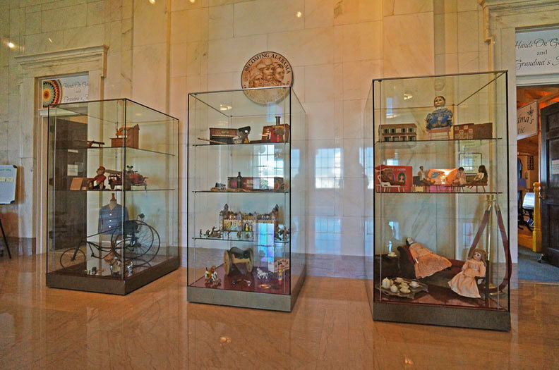 Выставочное оборудование и мебель для музеев